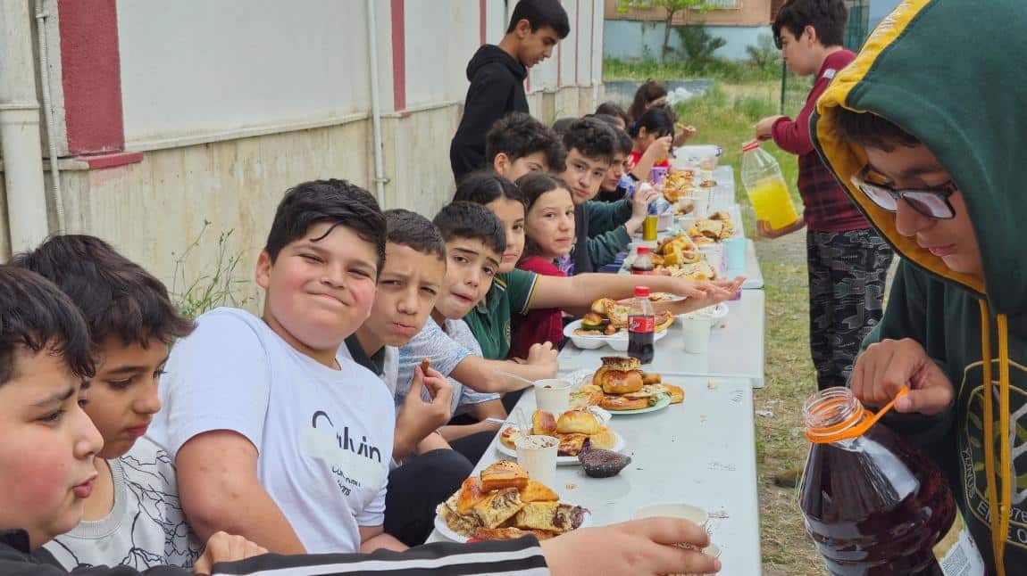 Eko komite Mayıs ayı etkinliğinde okul bahçesinde piknik düzenlendi.